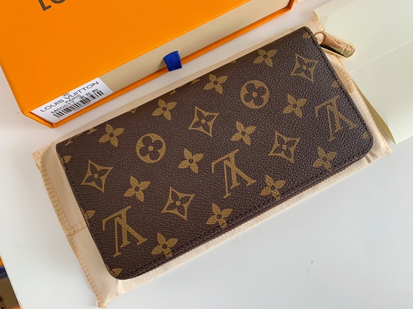 LVコピーウォレット着用イメージ